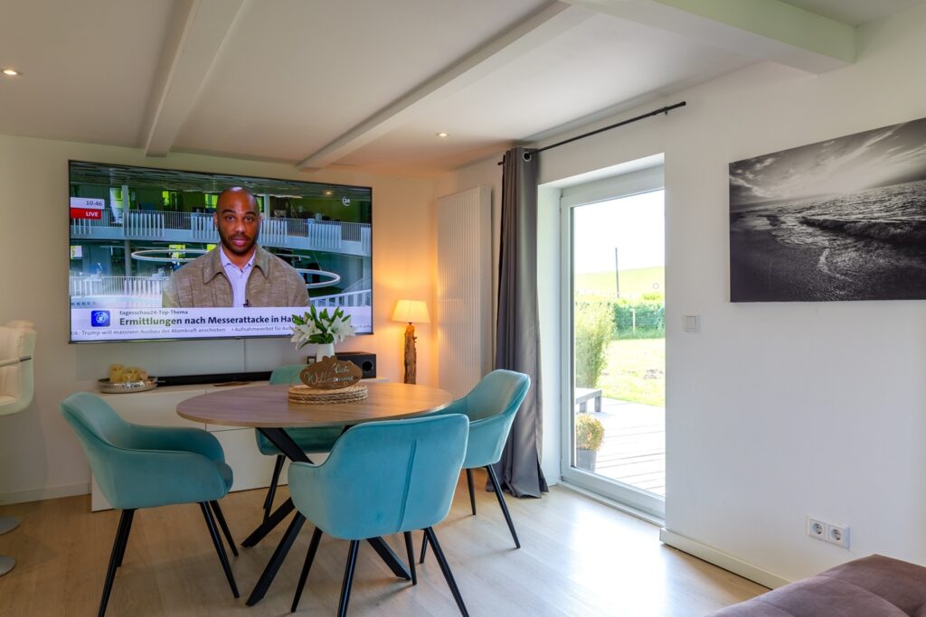 Nordseekaten Ferienhaus Deichkate Essbereich mit großem Flachbild-TV