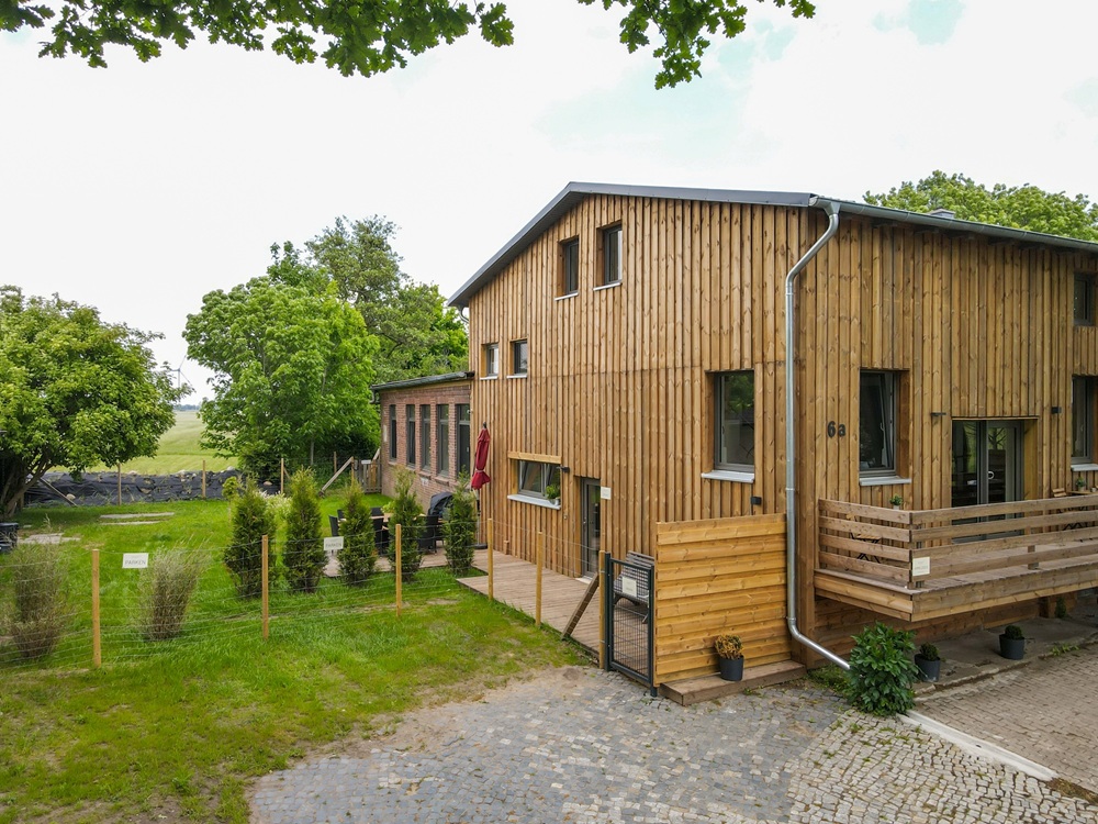 Nordseekaten Ferienwohnung Gästekate Außenansicht Einfahrt mit Stellplätzen