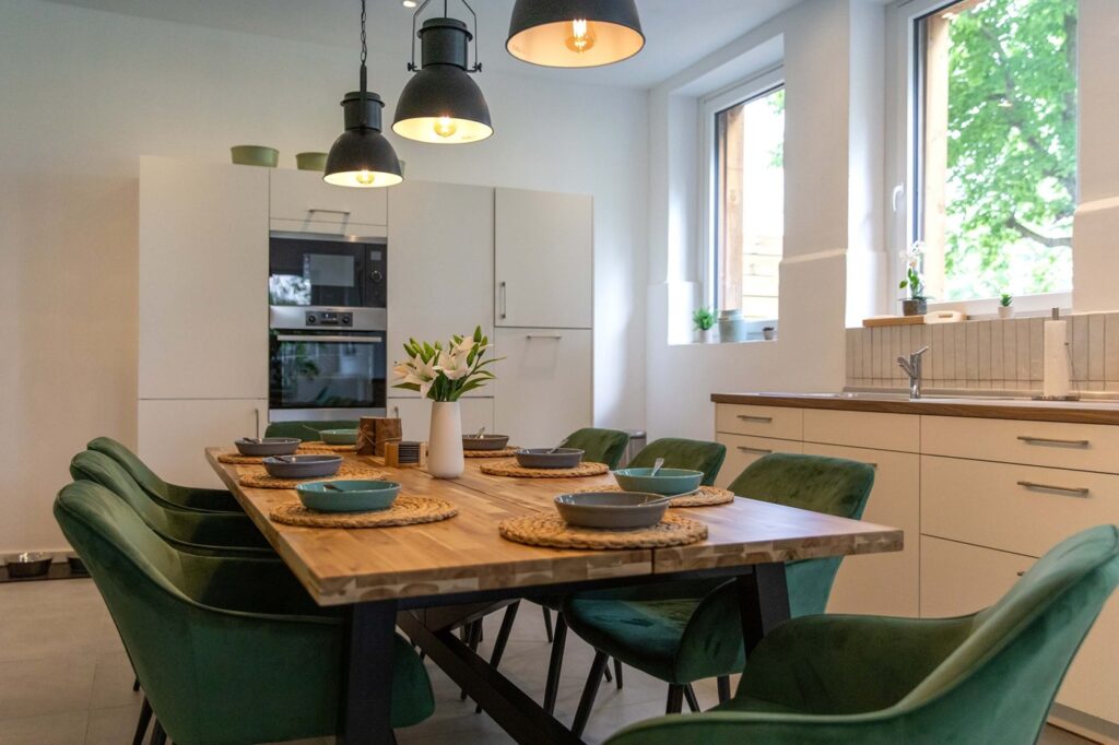 Nordseekaten Ferienwohnung Gästekate geräumige Wohnküche mit großem Esstisch