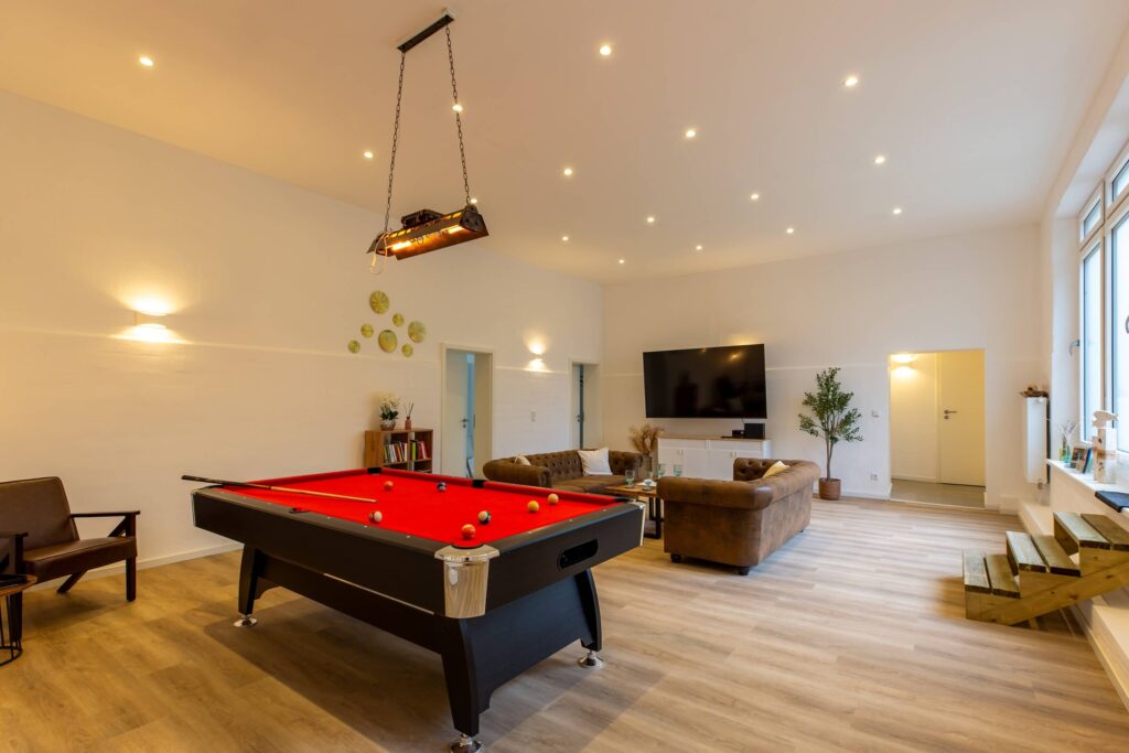 Nordseekaten Ferienwohnung Gästekate Wohnbereich mit Billiardtisch