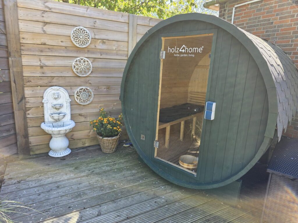 Nordseekaten Ferienwohnung Gästekate Blick auf die Sauna mit Terrasse und Brunnen