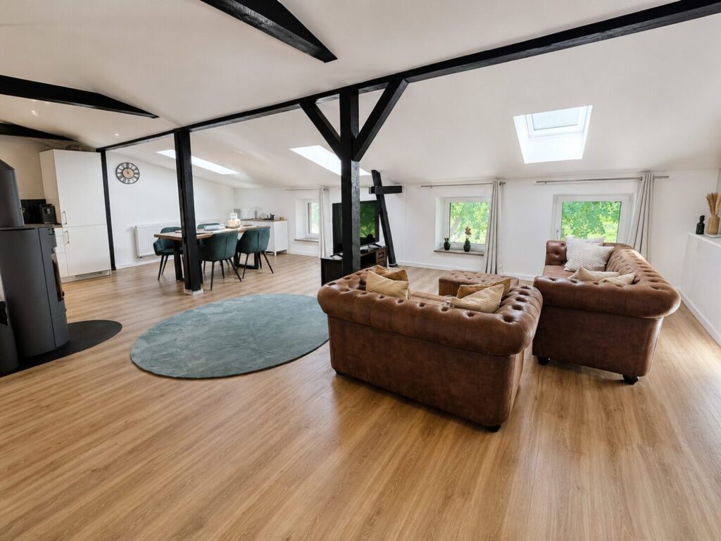 Nordseekaten Ferienwohnung Himmelsdeck großzuegiger offener Wohnbereich mit Blick in den Garten